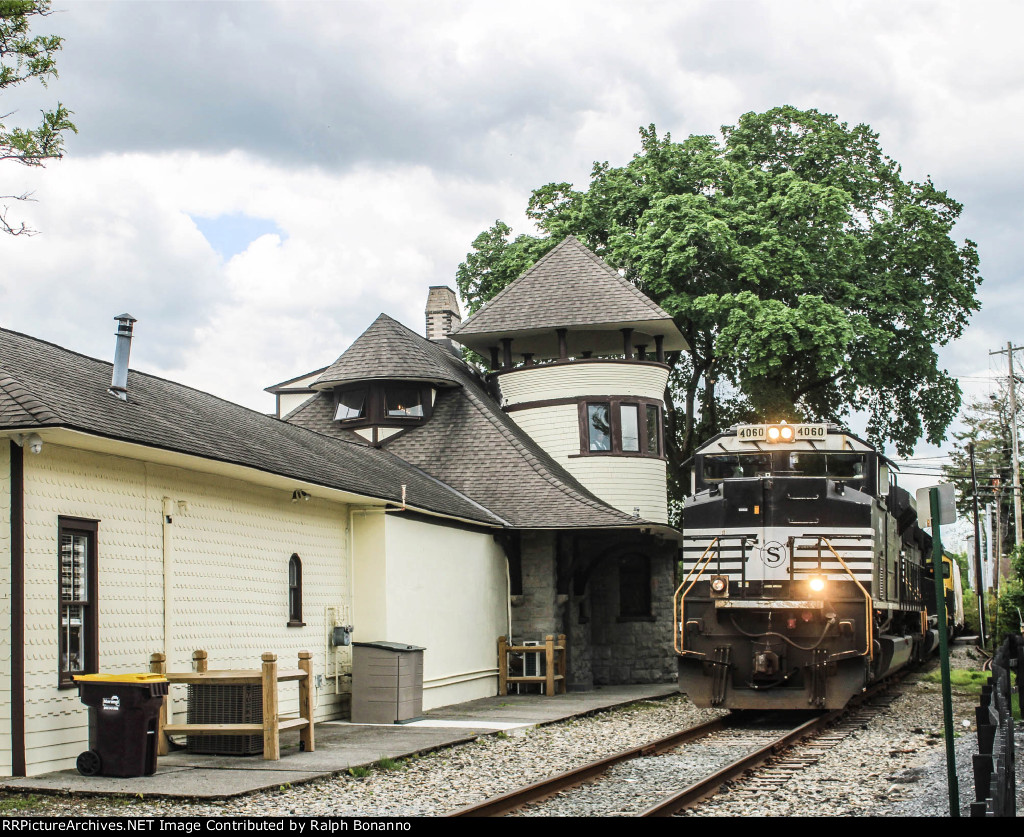 SU 99 rolls through downtown passing the former L&HR Rwy station 